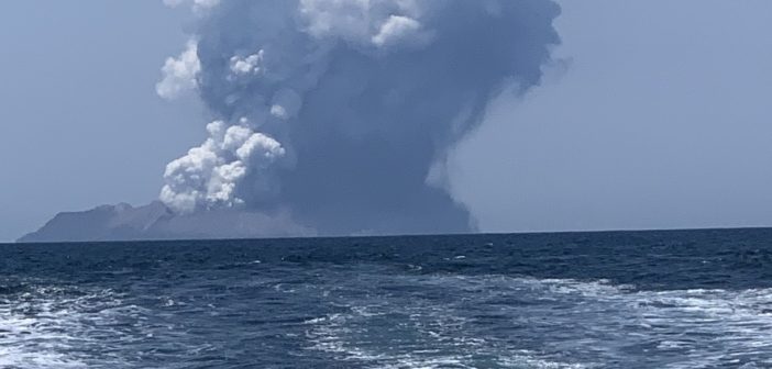 A picture of the eruption from @Littlejon_81 on Twitter